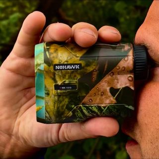 Přesné měření vzdálenosti až na 600 metrů. Díky pokročilému laserovému systému je ideální volbou například pro rybáře...